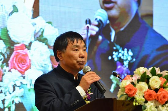八益家具集團(tuán)董事長(zhǎng)、總裁王學(xué)茂在會(huì)上致辭的場(chǎng)景 八益家具集團(tuán)董事長(zhǎng)、總裁王學(xué)茂在會(huì)上致辭的場(chǎng)景