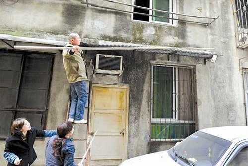 武漢一社區(qū)突下“錢(qián)雨” 飄落近萬(wàn)元百元大鈔