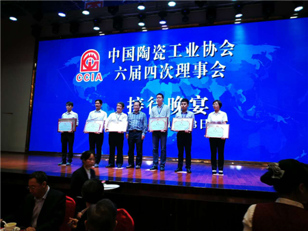 蒙娜麗莎集團(tuán)代表上臺接受頒獎(右一)