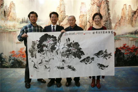 蒙娜麗莎集團(tuán)董事張旗康、藝術(shù)總監(jiān)陳捷與齊亮夫及其女兒在瓷藝館合影
