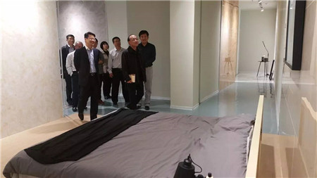 調研組實地參觀了興輝瓷磚總部輕奢館