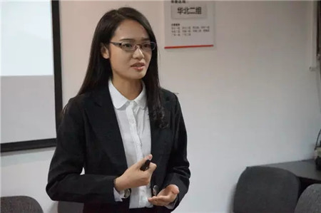 冠珠陶瓷資深培訓講師黃明霞在授課