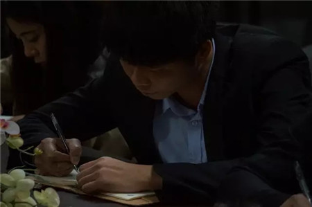 學員在做筆記