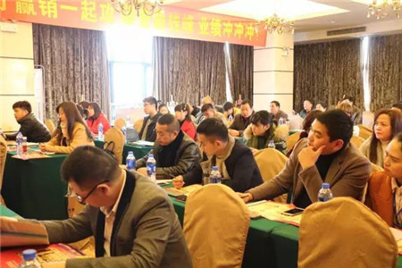 歐美陶瓷合作伙伴們認真記錄著滿滿的干貨