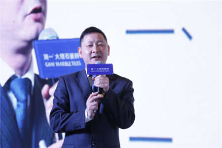 國內營銷總經理邱文勝作《2016總結與2017品牌規劃與布局》報告